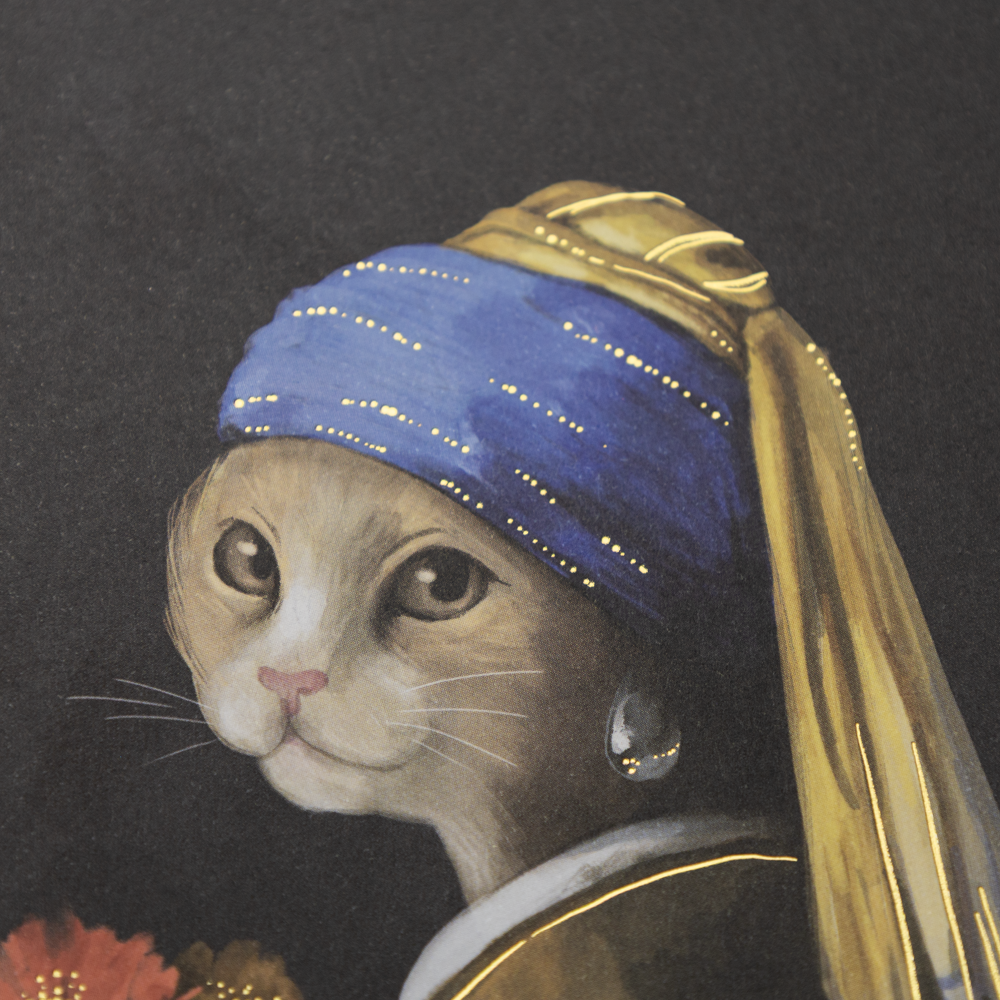 Katze mit Perlenohrring